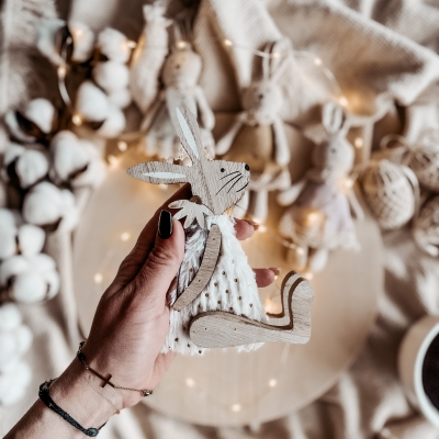 zając drewniany siedzący z białym futerkiem